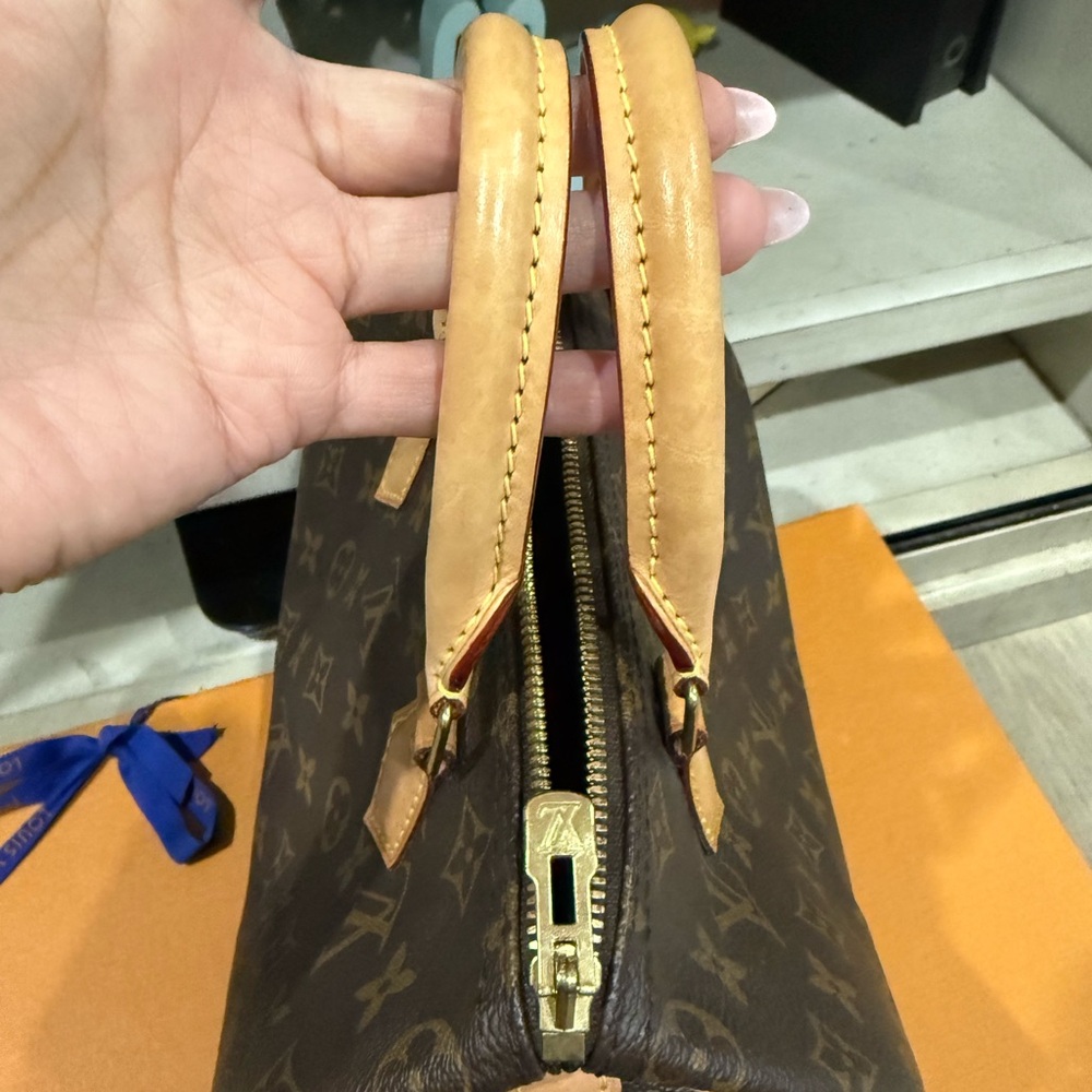 Louis Vuitton - Picture 3 of 14